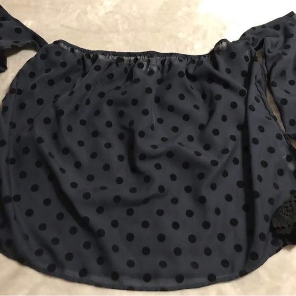 Ciel Black Polka Dots Black Polyester Off Cold Shoulder Thick Eyelet Cuff Blouse - Picture 14 of 16